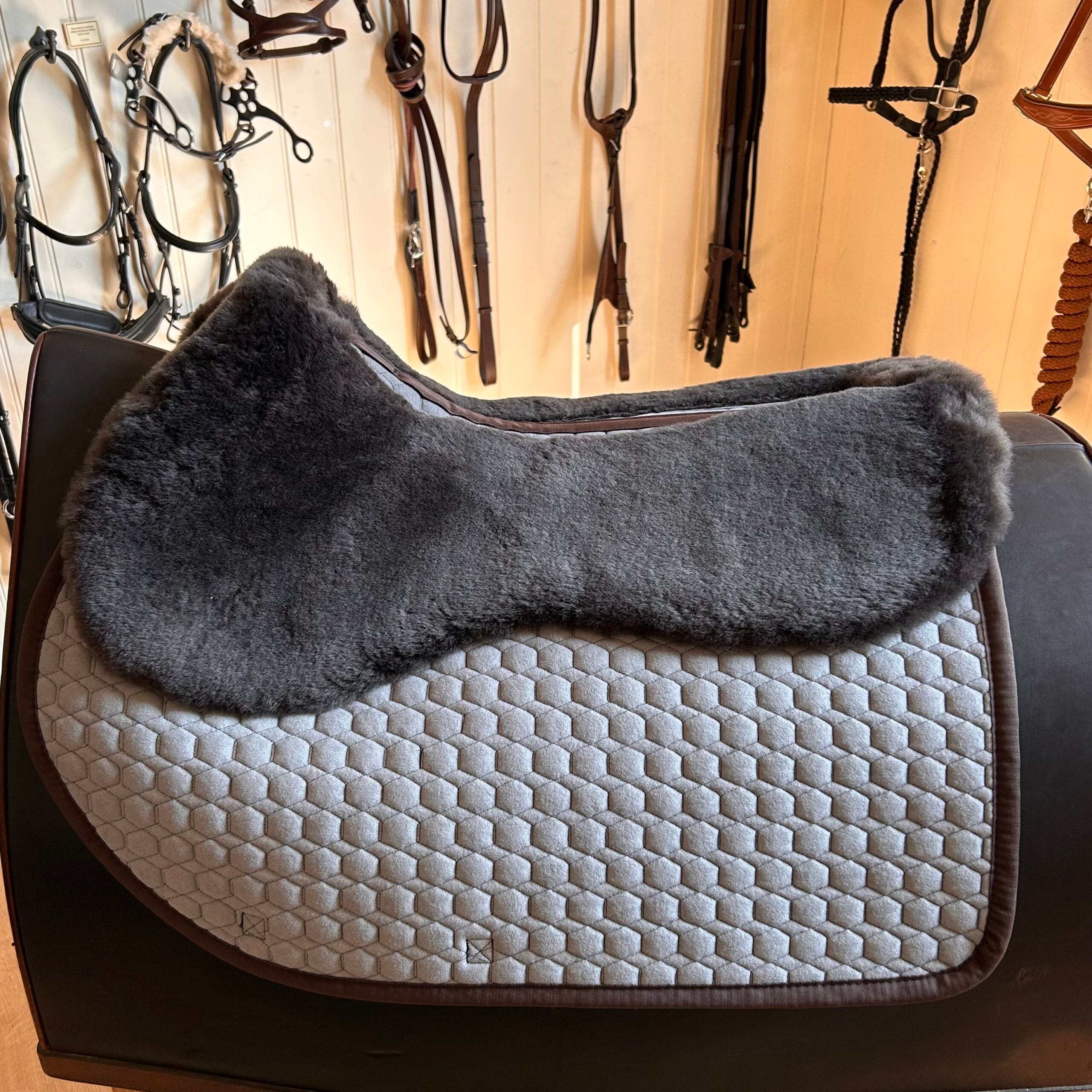 Mattes Sheepskin Lined Saddlepad with Correction System - Image 2